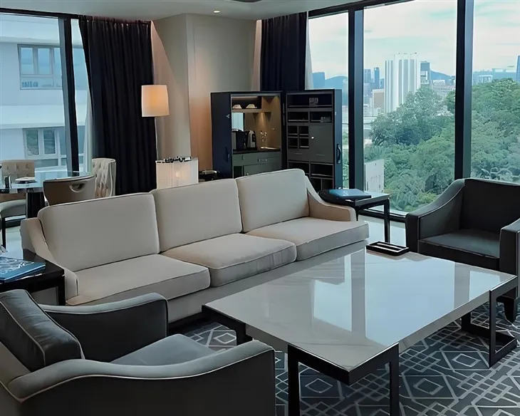 Hotelkamer marmer tafel